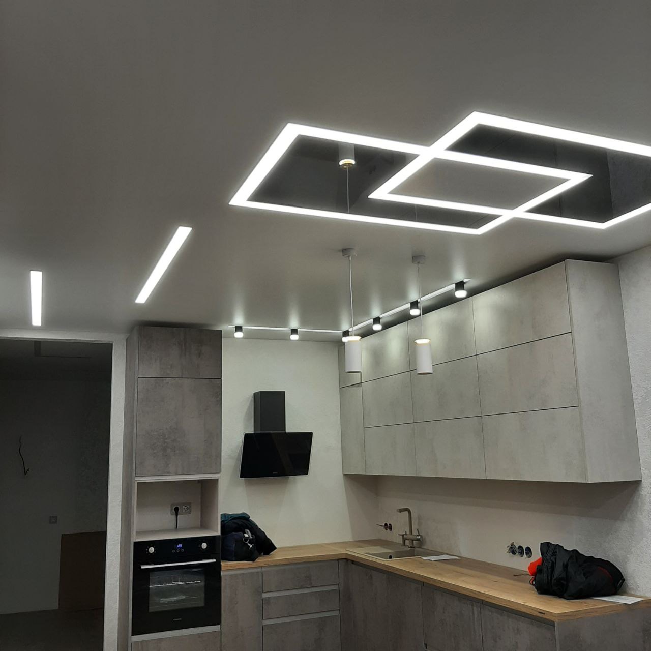 Световые линии в потолке